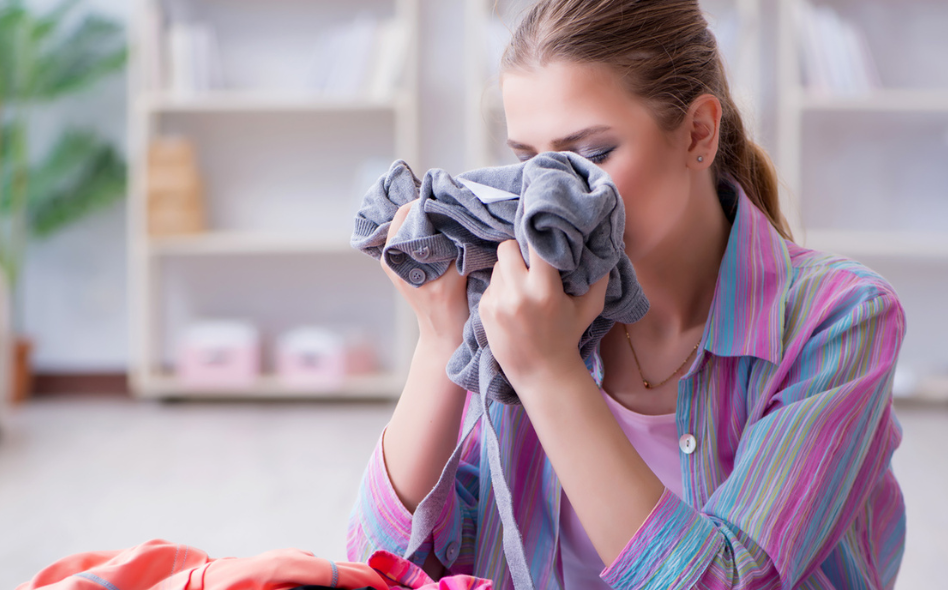 remove smells out of clothes without washing